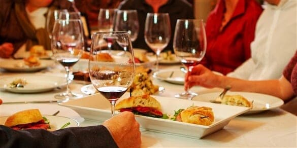Za pomoč pri kombiniranju hrane in vina je najpametnejše kontaktirati catering servis.