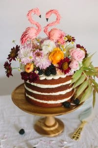 Poročna toorta okrašena s pravim cvetjem