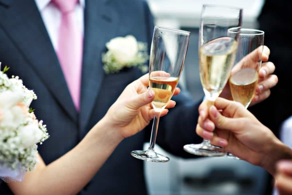 Vino na poroki predstavlja eno najbolj priljubljenih pijač.