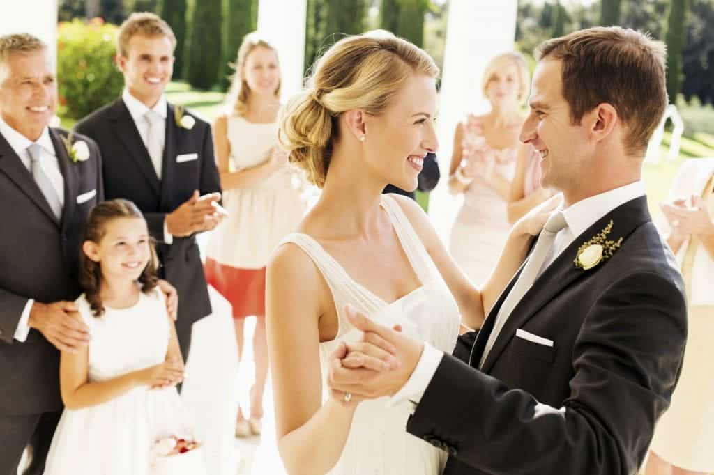 Poročna glasba vpliva na atmosfero na porokah
