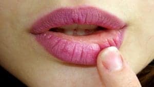 Šminke ne nanašajte na razpokane ustnice