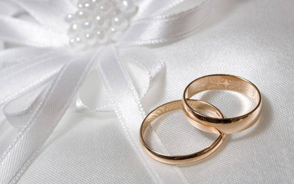Poročni prstan je že več desetletij najbolj priljubljen v klasični zlati barvi.
