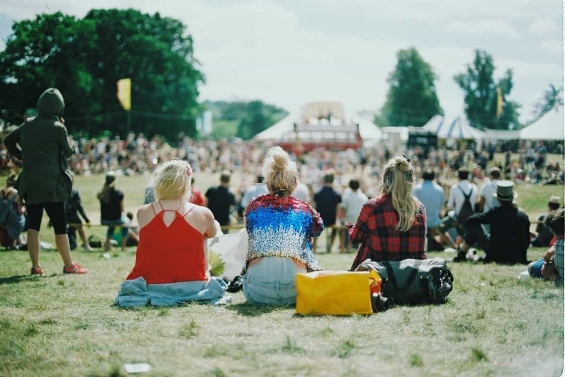 dekliščina na festivalu