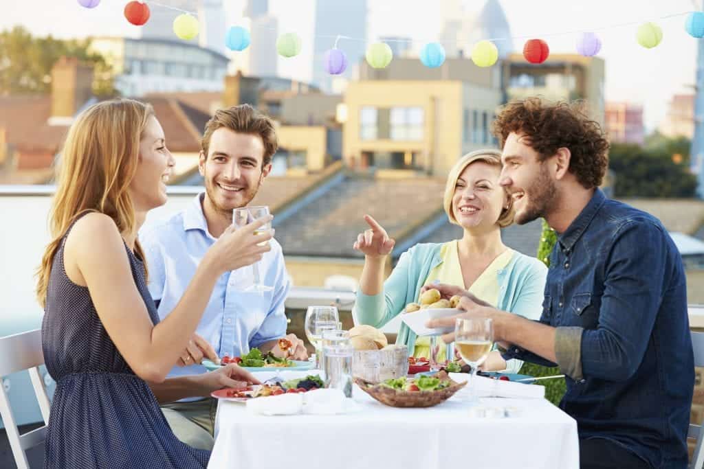 Slavnostna večerja se lahko sprevrže v sproščeno druženje s prijatelji