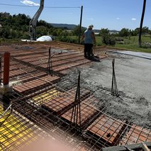 Gradbeništvo , Berisha Argjend s.p. - zidarske storitve, gradnja hiše na ključ, izdelava ali prenova fasade, odvoz materiala, slikopleskarstvo, rušitvena dela, montaža knaufa, montaža in prodaja oken, hišni servis in popravila, urejanje okolice, izkop gradbene jame, krovstvo, kleparstvo, tesarstvo, polaganje ploščic, hidroizolacija, vodovodne inštalacije in popravila, čistilne storitve, talne obloge, električarske storitve, prenova ali izgradnja kopalnice, asfaltiranje, izdelava in montaža nadstreška, polaganje tlakovcev, selitvene storitve, vrtnarske storitve, interier / notranje oblikovanje, sanacija vlage, namakalni sistem, polaganje vinila, prenova stanovanja na ključ, prenova hiše na ključ, izdelava in montaža tende, polaganje laminata, izdelava brunarice (lesene hiše) - 174