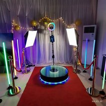 Foto stojnica - glasbeni nastopi, najem foto stojnice, organizacija dogodkov, ozvočenje in razsvetljava prireditev - 1