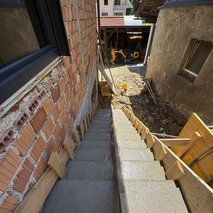 Gradbeništvo , Berisha Argjend s.p. - zidarske storitve, odvoz materiala, slikopleskarstvo, izdelava ali prenova fasade, urejanje okolice, izkop gradbene jame, krovstvo, kleparstvo, tesarstvo, polaganje tlakovcev, polaganje ploščic, vodovodne inštalacije in popravila, gradnja hiše na ključ, selitvene storitve, montaža knaufa, čistilne storitve, vrtnarske storitve, talne obloge, rušitvena dela, sanacija balkonov in teras, prenova hiše na ključ, kamnoseštvo, hidroizolacija, električarske storitve, montaža in prodaja oken, izdelava in montaža tende, izdelava in montaža nadstreška, namakalni sistem, prenova stanovanja na ključ, izdelava in montaža kamina, stenske obloge - 165