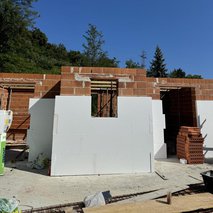 Gradbeništvo , Berisha Argjend s.p. - zidarske storitve, gradnja hiše na ključ, izdelava ali prenova fasade, odvoz materiala, slikopleskarstvo, rušitvena dela, montaža knaufa, montaža in prodaja oken, hišni servis in popravila, urejanje okolice, izkop gradbene jame, krovstvo, kleparstvo, tesarstvo, polaganje ploščic, hidroizolacija, vodovodne inštalacije in popravila, čistilne storitve, talne obloge, električarske storitve, prenova ali izgradnja kopalnice, asfaltiranje, izdelava in montaža nadstreška, polaganje tlakovcev, selitvene storitve, vrtnarske storitve, interier / notranje oblikovanje, sanacija vlage, namakalni sistem, polaganje vinila, prenova stanovanja na ključ, prenova hiše na ključ, izdelava in montaža tende, polaganje laminata, izdelava brunarice (lesene hiše) - 171