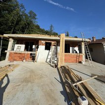 Gradbeništvo , Berisha Argjend s.p. - zidarske storitve, gradnja hiše na ključ, izdelava ali prenova fasade, odvoz materiala, slikopleskarstvo, rušitvena dela, montaža knaufa, montaža in prodaja oken, hišni servis in popravila, urejanje okolice, izkop gradbene jame, krovstvo, kleparstvo, tesarstvo, polaganje ploščic, hidroizolacija, vodovodne inštalacije in popravila, čistilne storitve, talne obloge, električarske storitve, prenova ali izgradnja kopalnice, asfaltiranje, izdelava in montaža nadstreška, polaganje tlakovcev, selitvene storitve, vrtnarske storitve, interier / notranje oblikovanje, sanacija vlage, namakalni sistem, polaganje vinila, prenova stanovanja na ključ, prenova hiše na ključ, izdelava in montaža tende, polaganje laminata, izdelava brunarice (lesene hiše) - 168