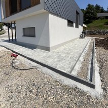 Gradbeništvo in urejanje okolice Matej Korenč s.p - urejanje okolice, izkop gradbene jame, zidarske storitve, odvoz materiala, hišni servis in popravila, slikopleskarstvo, talne obloge, polaganje tlakovcev, prevoz blaga, gradnja hiše na ključ, rušitvena dela, montaža knaufa, polaganje ploščic - 4