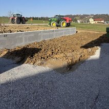 MEKLAV- izkopi in betoni - zidarske storitve, dekorativni beton, kamnolom, peskokop, asfaltiranje, polaganje tlakovcev, urejanje okolice, izkop gradbene jame, rušitvena dela - 22