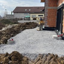 MEKLAV- izkopi in betoni - zidarske storitve, dekorativni beton, kamnolom, peskokop, asfaltiranje, polaganje tlakovcev, urejanje okolice, izkop gradbene jame, rušitvena dela - 24