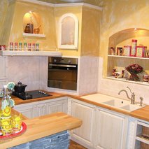 Provansalske, Francoske, Moderne lesene podeželske kuhinje Rustika Masiva d.o.o. - mizarstvo, interier / notranje oblikovanje, prodaja, izdelava in vgradnja vrat, izdelava in montaža pulta, tapetništvo - 17