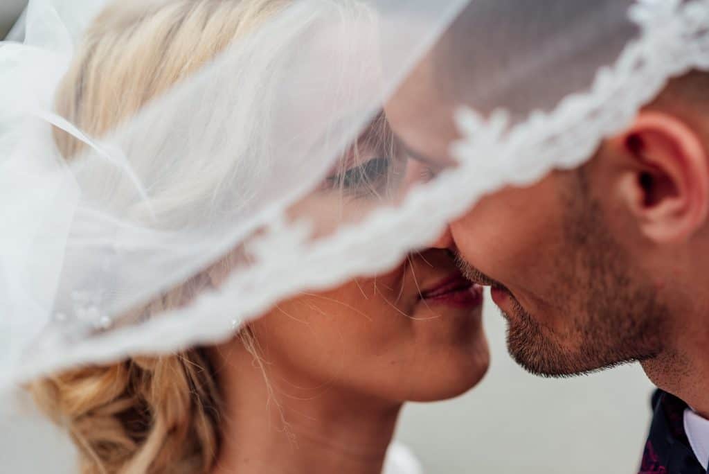 fotografiranje-poroke-cena ženin nevesta poljub
