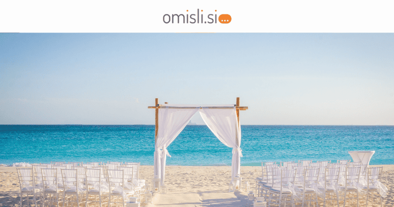 Pripravljena poročna lokacija za poroko na plaži