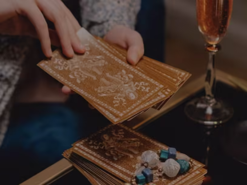 Vedeževanje s pomočjo ciganskih kart – razporejanje kart za osebni vpogled in razumevanje življenjskih situacij.